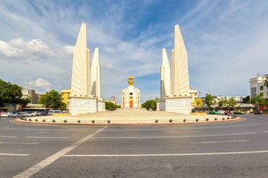 Bangkok, Tayland mavi gökyüzü ile demokrasi Anıtı