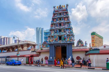 Singapur - 26 Haziran 2015: Sri Veerama Kaliamman tapınak etnik bölgesinde Singapur Little India. Little India Tekka yerel Tamil toplumda yaygın.