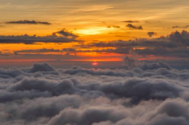 Güneş ve gündoğumu zaman, Doi Luang Chiang Dao, Chiang Mai Province, Tayland yüksek dağ manzaraya sis