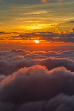 Güneş ve gündoğumu zaman, Doi Luang Chiang Dao, Chiang Mai Province, Thailan yüksek dağın manzaraya sis