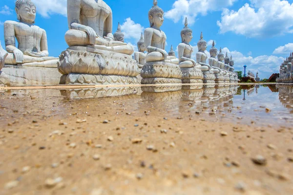 Buda heykeli ve mavi gökyüzü, Nakhon Si Thammarat eyaletinin, Tayland — Stok fotoğraf