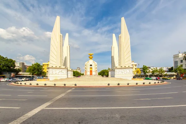 Bangkok, Tayland mavi gökyüzü ile demokrasi Anıtı — Stok fotoğraf