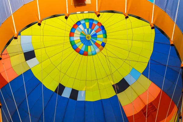 Внутри красочного воздушного шара — стоковое фото