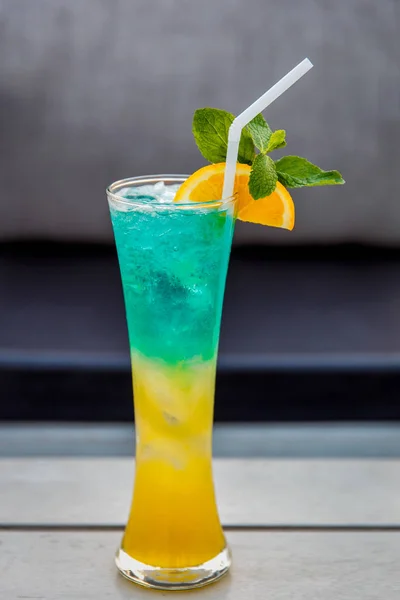 Mojito cocktail σε ένα ξύλινο τραπέζι, επιλεκτική εστίαση — Φωτογραφία Αρχείου