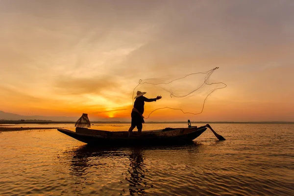 Silhouette of traditional fishermen throwing net fishing inle lake at sunrise time, Myanmar — Stock Photo, Image