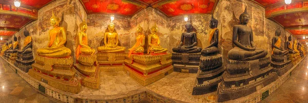 Panorama görünümü Buda heykeli Wat Suthat Thep Wararam, Bangkok, Tayland Budist tapınağı. İlk sınıftan Bangkok on böyle tapınaklardan Kraliyet bir tapınaktır. — Stok fotoğraf