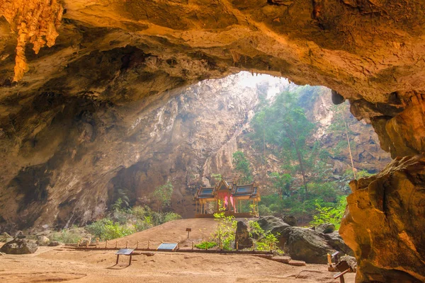 Pabellón real en la Cueva de Phraya Nakhon, Prachuap Khiri Khan, Tailandia —  Fotos de Stock