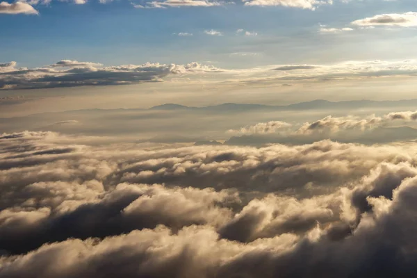 Schön aus der Natur mit Nebel und Wolken — Stockfoto
