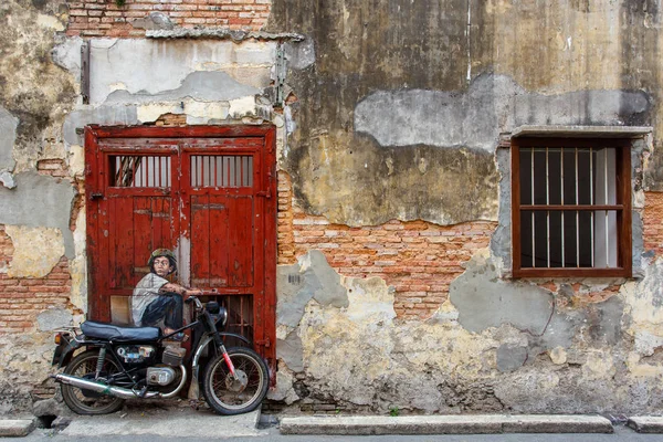 Georgetown, Penang, Malaisie - 15 AVRIL 2016 : Peinture murale intitulée "Garçon sur un vélo ; et un garçon et son cerf-volant" peinte par Ernest Zacharevic à Penang — Photo