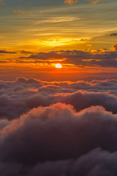 Sol e névoa ao nascer do sol, Paisagem em Doi Luang Chiang Dao, Alta montanha na província de Chiang Mai, Thailan — Fotografia de Stock