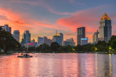 Bir park iş bölgesi cityscape zamanla Twilight Lumpini Park, Bangkok, Tayland, Thailand
