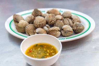 Haşlanmış daraltan lezzetli sos ile