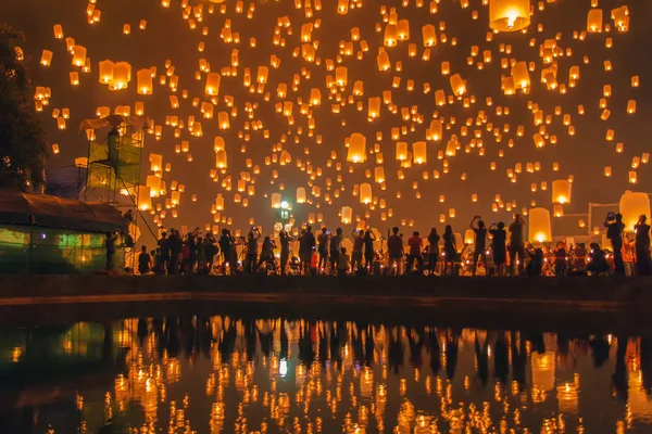 Lanterna galleggiante nella provincia di Chiang Mai, Asia Thailandia — Foto Stock