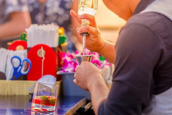 Primer movimiento de los camareros de la mano en proceso de preparación de cócteles y zumo de naranja para los clientes que ordenan desde el bar y restaurante de la azotea . — Foto de Stock