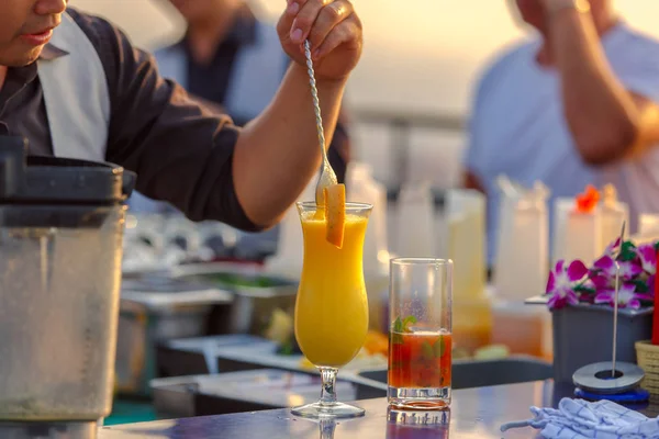 Εσωτερικη bartenders στη διαδικασία προετοιμασία μίγμα πορτοκαλιού χυμό για πελάτες που θα διατάξει από το μπαρ στον τελευταίο όροφο και εστιατόριο. — Φωτογραφία Αρχείου