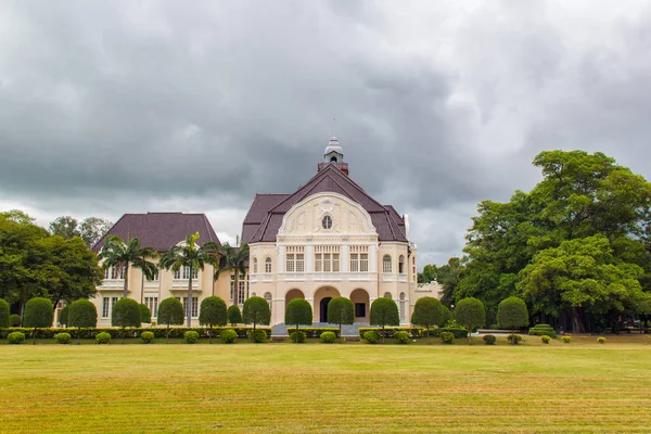Phra Ram Ratchaniwet (Wang Ban Peun) palais du roi Rama 5 sous la pluie, province de Phetchaburi, Thaïlande — Photo