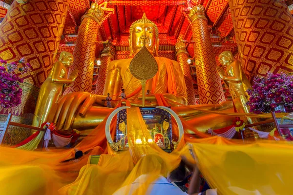 Insanlar Buda görüntü wat phanan choeng tapınağında bir bez ile çalışmak — Stok fotoğraf