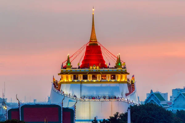 Golden Mount Temple tisztességes, Golden Mount Temple piros ruhával Bangkok alkonyatkor (Wat Sraket, Thaiföld) — Stock Fotó