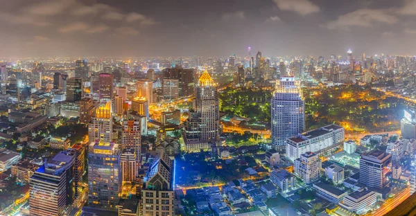 Bangkok cidade na vida noturna colorida, esta é uma cidade maior no sudeste da Ásia e este é o centro comercial . — Fotografia de Stock