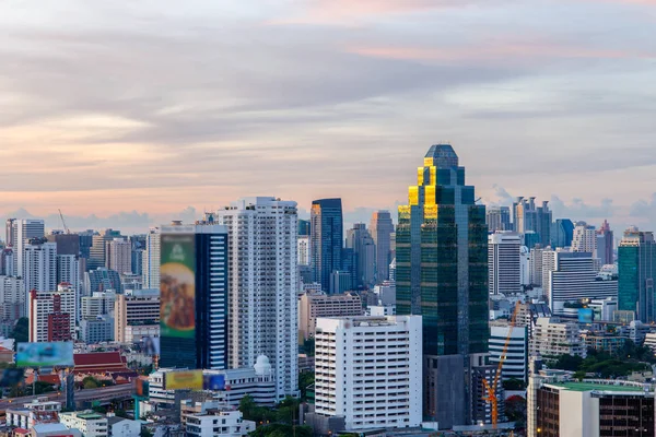Bangkok panoramę miasta, dzielnicy biznesowej z wysokiego budynku w czasie Wschodu, Bangkok, Tajlandia — Zdjęcie stockowe
