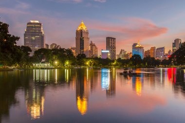 Bir park iş bölgesi cityscape zamanla Twilight Lumpini Park, Bangkok, Tayland, Thailand