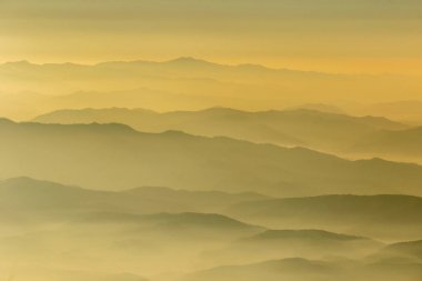 Dağlar ve günbatımı zaman, Doi Luang Chiang Dao, Chiang Mai Province, Tayland yüksek dağ manzaraya sis tabakası