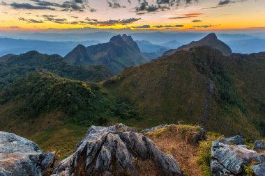 Dağlar ve günbatımı zaman, Doi Luang Chiang Dao, Chiang Mai Province, Tayland yüksek dağ manzaraya sis tabakası