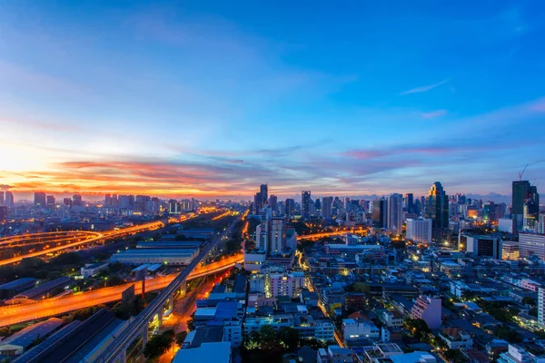 Бангкок міський пейзаж, ділового району з високі будівлі при сходом сонця час, Бангкок, Таїланд — стокове фото