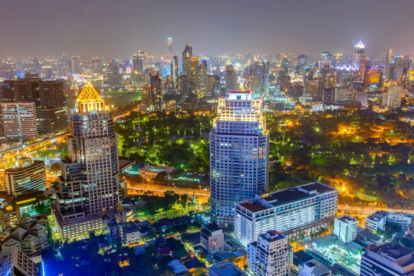 Bangkok cidade na vida noturna colorida, esta é uma cidade maior no sudeste da Ásia e este é o centro comercial . — Fotografia de Stock