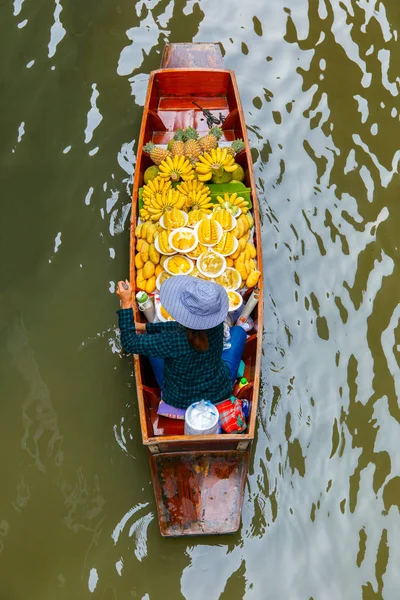 Damnoen saduak plovoucí trh ve městě ratchaburi poblíž bangkok, Thajsko — Stock fotografie