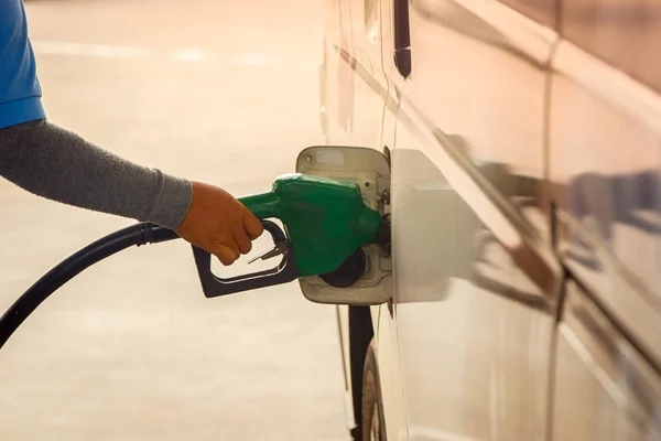 Boquilla de combustible para añadir combustible en el coche en la estación de servicio . — Foto de Stock