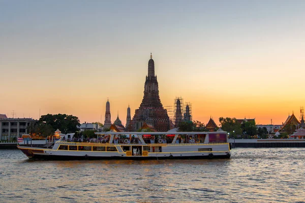 Wat Arun e navio de cruzeiro no crepúsculo, cidade de Bangkok, Tailândia — Fotografia de Stock