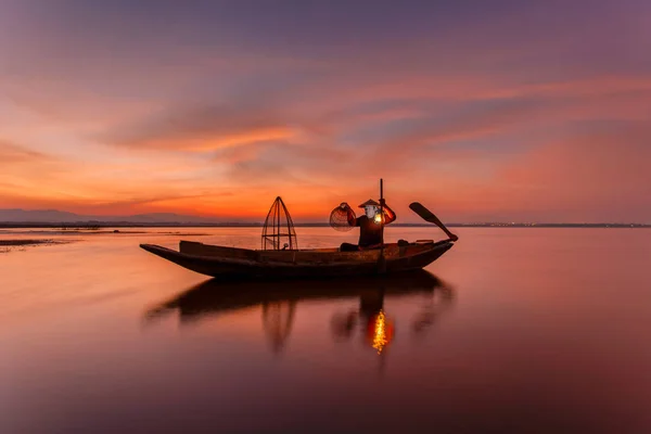 Traditionele vissers gooien net vissen Inlemeer bij zonsopgang, Myanmar — Stockfoto