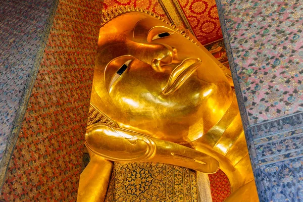 Nahaufnahme liegende Buddha-Goldstatue, wat pho, bangkok, thailand — Stockfoto