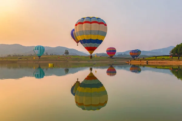 热气球的颜色与日落的时候，泰国清莱省湖 — 图库照片