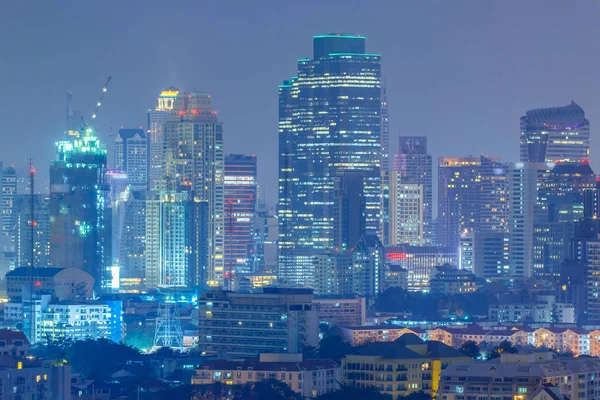 Bangkok Cityscape, distrito de negócios com edifício alto à noite, Bangkok, Tailândia — Fotografia de Stock