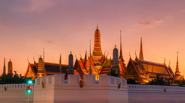 Wat Phra Kaew, Temple of the Emerald Buddha at colourful twilight time, Bangkok, Thailand. — Stock Photo, Image