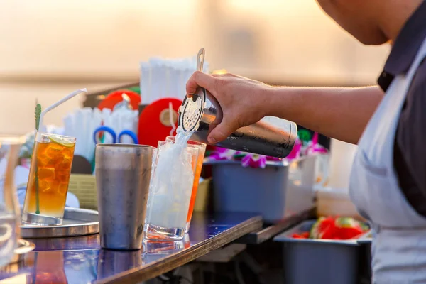 Proceso de preparación de un coctelero de maracuyá — Foto de Stock