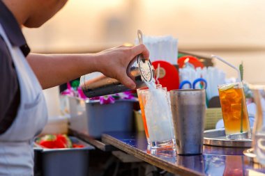 Bir kokteyl barmenin tutku meyve gelen hazırlama süreci