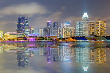 Yansıma yapı gece görünümü Marina Bay, Singapur