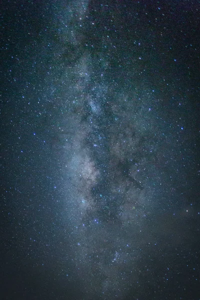 Vía Láctea galaxia con estrellas y polvo espacial en el universo, Fotografía de larga exposición, con grano — Foto de Stock