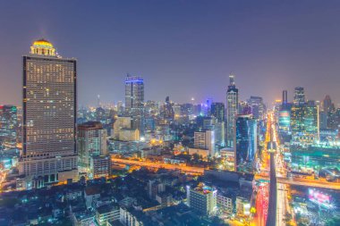 Bangkok Cityscape, iş bölgesi ile yüksek bina gece zaman, Bangkok, Tayland