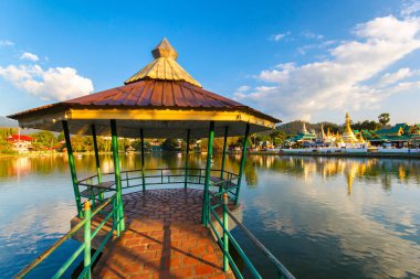 Mae Hong Son ili, Kuzey Tayland Nong Jong Kham gölet üzerinde çardak