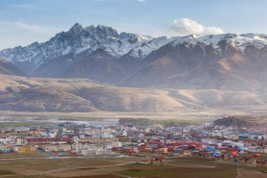 Köy inclose dağ Ganzi, Sichuan, Çin ünlü dönüm noktası.