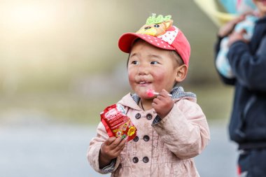 Danba, Çin - Mayıs 2016 - Çin soy Tibet şeker 05 Mayıs 2016 üzerinde zevk Danba çevresinde köyden çocuklar