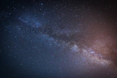 Kainatta yıldızlar ve uzay tozuyla Samanyolu Galaksisi