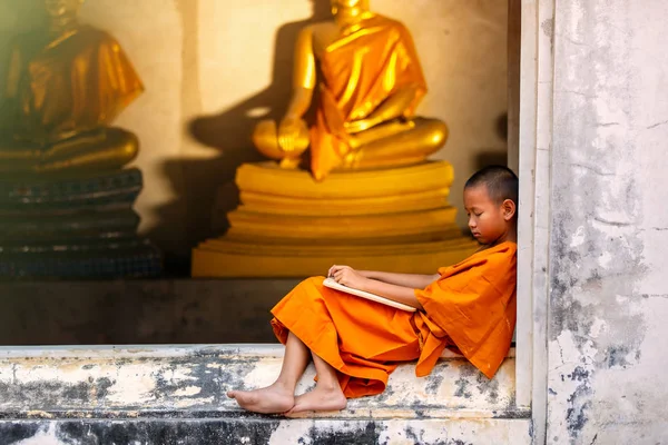 Novato dormindo no terraço após dura disciplina de estudo fora do estado de Buda. Templo na Tailândia . — Fotografia de Stock