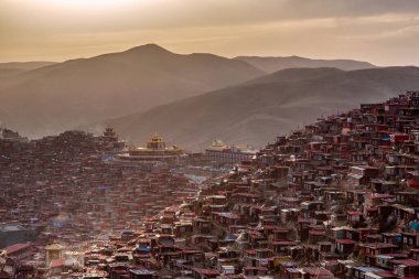 Üstten Görünüm Manastırı Larung gar (Budist Akademisi) zamanında günbatımı, Sichuan, Çin