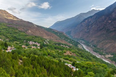 Danba Tibet köyleri, mavi gökyüzü güneşli gün, Çin her yerinde en güzel köy olarak bilinen