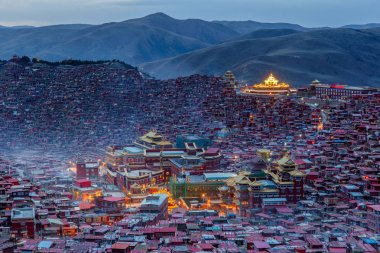 Üstten Görünüm Manastırı Larung gar (Budist Akademisi) zamanla twilight, Sichuan, Çin
